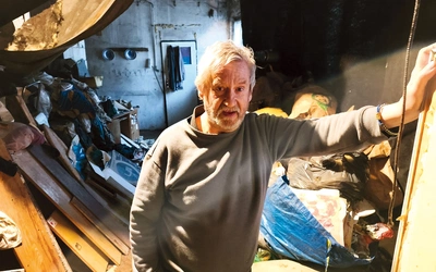  Pan Mirek ma 72 lata. W rupieciarni po dawnym warsztacie ślusarskim mieszka od 22 lat. Wspomina czasy, gdy po jego siedziska do fortepianów ustawiały się kolejki klientów, nie tylko z Polski, ale także z Belgii czy Danii. Chętnie sięga do przeszłości, bo tylko ona jest pewna. – Co będzie jutro? Nie wiem – szczerze wyznaje.