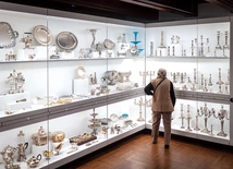  Osobną kategorię w Gabinecie Sreber i Platerów Warszawskich tworzą eksponaty ozdobione motywami zwierzęcymi, m.in. łabędzia, orła czy słonia. 