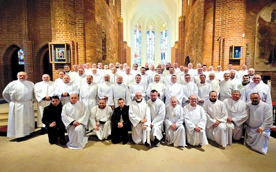  Uczestnicy listopadowych rekolekcji w Głogowie. W tym roku zaplanowano osiem tur.  Kolejne – od grudnia  do maja – odbędą się w Łagowie, a ostatnie czerwcowe w Rokitnie. Więcej informacji i link do zapisów: szafarze.diecezjazg.pl.