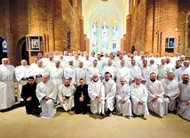  Uczestnicy listopadowych rekolekcji w Głogowie. W tym roku zaplanowano osiem tur.  Kolejne – od grudnia  do maja – odbędą się w Łagowie, a ostatnie czerwcowe w Rokitnie. Więcej informacji i link do zapisów: szafarze.diecezjazg.pl.