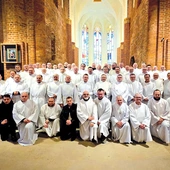  Uczestnicy listopadowych rekolekcji w Głogowie. W tym roku zaplanowano osiem tur.  Kolejne – od grudnia  do maja – odbędą się w Łagowie, a ostatnie czerwcowe w Rokitnie. Więcej informacji i link do zapisów: szafarze.diecezjazg.pl.