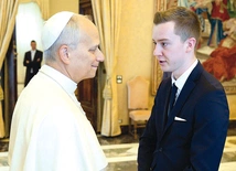 Zielonogórzanin jest studentem liturgiki na Papieskim Instytucie Liturgicznym w Rzymie, członkiem Komisji Liturgicznej Diecezji Zielonogórsko--Gorzowskiej oraz członkiem służby liturgicznej w bazylice św. Piotra na Watykanie. Jest koordynatorem projektu „Z pasji do liturgii”, który ma m.in. swoją stronę internetową: zpasjidoliturgii.pl oraz profil FB – Z pasji do liturgii.