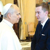 Zielonogórzanin jest studentem liturgiki na Papieskim Instytucie Liturgicznym w Rzymie, członkiem Komisji Liturgicznej Diecezji Zielonogórsko--Gorzowskiej oraz członkiem służby liturgicznej w bazylice św. Piotra na Watykanie. Jest koordynatorem projektu „Z pasji do liturgii”, który ma m.in. swoją stronę internetową: zpasjidoliturgii.pl oraz profil FB – Z pasji do liturgii.