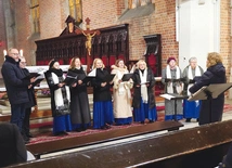 Po modlitwie psalmami uczestnicy spotkania wysłuchali improwizacji organowych dr. Adama Tańskiego, występu chóru Te Deum z parafii w Brzeziej Łące (na zdjęciu) oraz wykonali razem utwór H.J. Botora „Deus caritas est”.