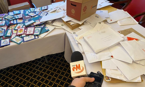 Archidiecezja Katowicka. Finał akcji Caritas i Radia eM "Pokoloruj Sercem – Świąteczna kartka dla Seniora"