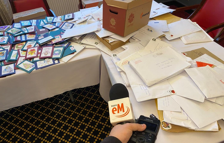 Archidiecezja Katowicka. Finał akcji Caritas i Radia eM "Pokoloruj Sercem – Świąteczna kartka dla Seniora"