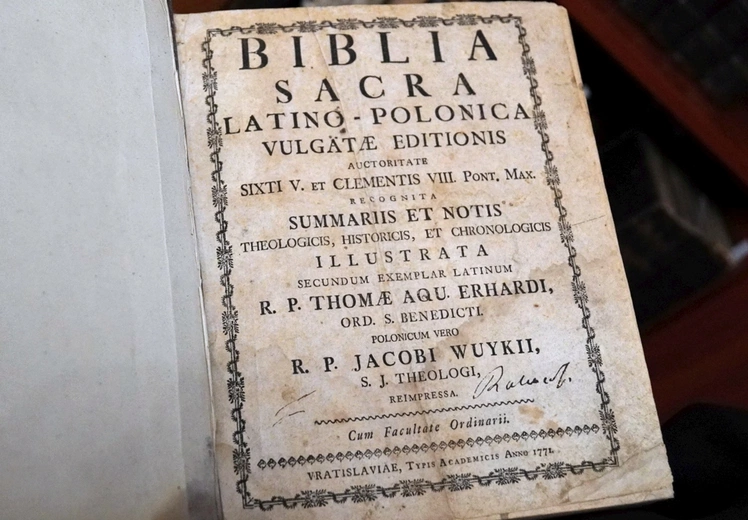 Dzieje trzech Biblii i "krzyże tłumaczy"