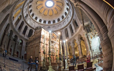 Kaplica bożego grobu Tzw. Edykuła została zbudowana w 1810 roku, po pożarze bazyliki. Składa się z dwóch części: kaplicy Anioła oraz pomieszczenia, gdzie znajduje się właściwy grób, w którym złożono ciało Zbawiciela.