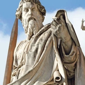 Greckie imię Paulos i łacińska wersja Paulus, czyli „mały”, oznacza małego człowieka, z którego Bóg uczynił wielkiego apostoła.