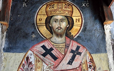 Patrząc na Chrystusa Arcykapłana, widzimy ofiarę krzyża i jej skutki dla ludzi. Dostrzegamy Chrystusa Zmartwychwstałego, który zawsze żyje i wstawia się za nami przed obliczem Boga.