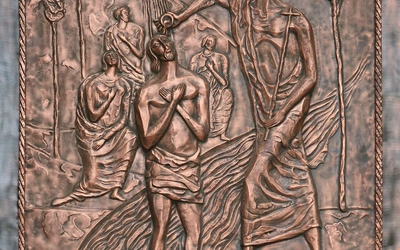 Jan ochrzcił Jezusa w wodach Jordanu w miejscu, w którym naród wybrany wchodził do Ziemi Obiecanej.