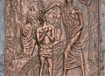 Jan ochrzcił Jezusa w wodach Jordanu w miejscu, w którym naród wybrany wchodził do Ziemi Obiecanej.