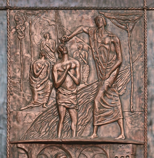 Jan ochrzcił Jezusa w wodach Jordanu w miejscu, w którym naród wybrany wchodził do Ziemi Obiecanej.