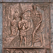 Jan ochrzcił Jezusa w wodach Jordanu w miejscu, w którym naród wybrany wchodził do Ziemi Obiecanej.