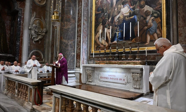 Podczas Mszy przy grobie świętego Jana Pawła II