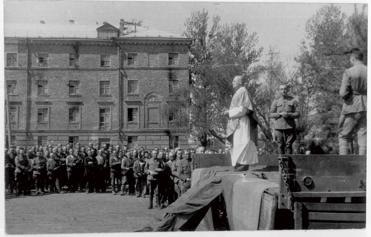 Ks. Tadeusz Fedorowicz,  jako kapelan IV Dywizji  „ludowego” Wojska Polskiego,  odprawia dla żołnierzy Mszę św.  na pace ciężarówki  – miasto Sumy (dziś Ukraina),  Wielkanoc 1944 r.