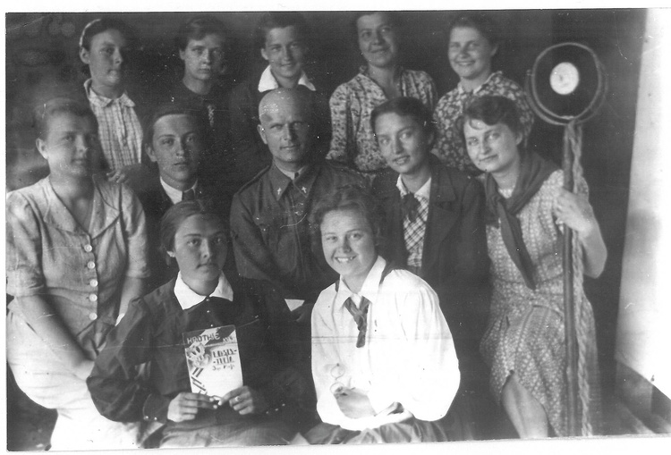 Ks. Fedorowicz w 1942 r. z nauczycielami i uczniami polskiego „gimnazjum” we wsi Bolszaja Bukoń we wschodnim Kazachstanie. Polscy zesłańcy zorganizowali tam sobie szkołę, gdy po ataku Niemców na ZSRR sowieckie władze udzieliły im amnestii.