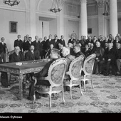 Uroczysty akt ratyfikacji konkordatu.  Przy stole siedzą (od lewej w pierwszym rzędzie) sekretarz nuncjatury ks. Carlo Colli, nuncjusz abp Lorenzo Lauri, audytor nuncjatury ks. Carlo Chiarlo, a naprzeciw nich (od lewej) minister spraw zagranicznych hr. Aleksander Józef Skrzyński,  premier Władysław Grabski oraz minister wyznań religijnych i oświecenia publicznego Stanisław Grabski.