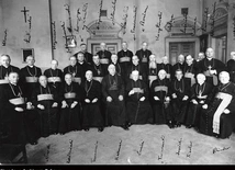 Uczestnicy obrad Episkopatu Polski  na temat realizacji konkordatu.  W środku siedzi górujący wzrostem  nad sąsiadami kardynał  i abp warszawski Aleksander Kakowski,  a na prawo od niego nuncjusz Lorenzo Lauri.