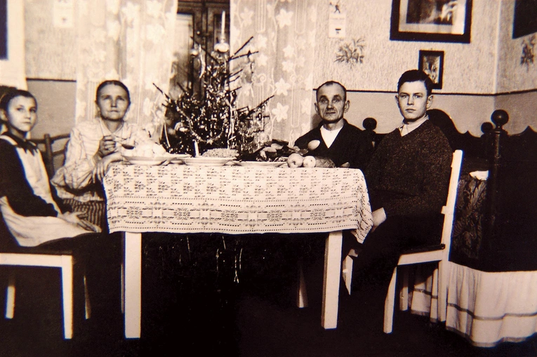 Unikalne zdjęcie z 1930 roku  przedstawiające skromną  śląską wieczerzę wigilijną;  na stole widać miskę  z prastarymi makówkami,  pamiętającymi jeszcze pogańskie  Szczodre Gody.