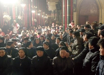 Wierni świeccy i siostry zakonne  na Mszy św. w Boże Narodzenie  w katolickiej katedrze w Pekinie.