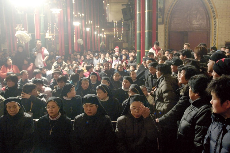 Wierni świeccy i siostry zakonne  na Mszy św. w Boże Narodzenie  w katolickiej katedrze w Pekinie.