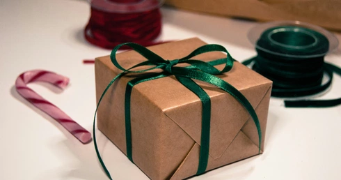 Mikołajki między darem a roszczeniem. Jak wychowywać dzieci do wdzięczności?