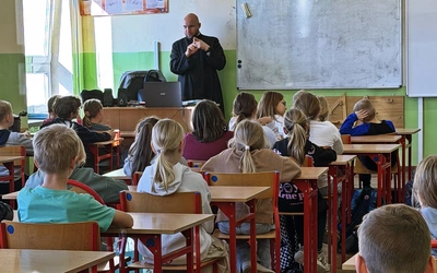 Niezwykła inicjatywa w szkole podstawowej. Dzieci same poprosiły o założenie róży różańcowej