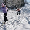 Zima. Gwar w narciarni, emocje na trasie