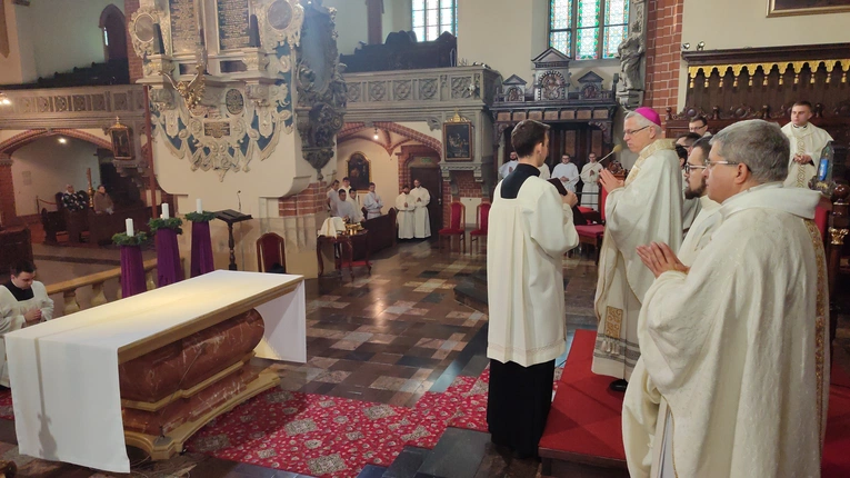 Przyjęcie stroju kapłańskiego