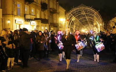 W Radomiu rozbłysła świąteczna iluminacja