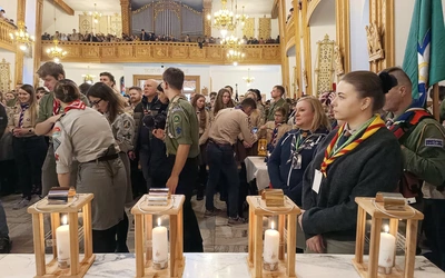 Harcerze ze Staszowa i Janowa Lubelskiego z Betlejemskim Światłem Pokoju