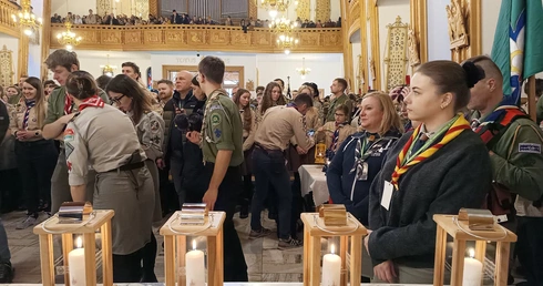 Harcerze ze Staszowa i Janowa Lubelskiego z Betlejemskim Światłem Pokoju