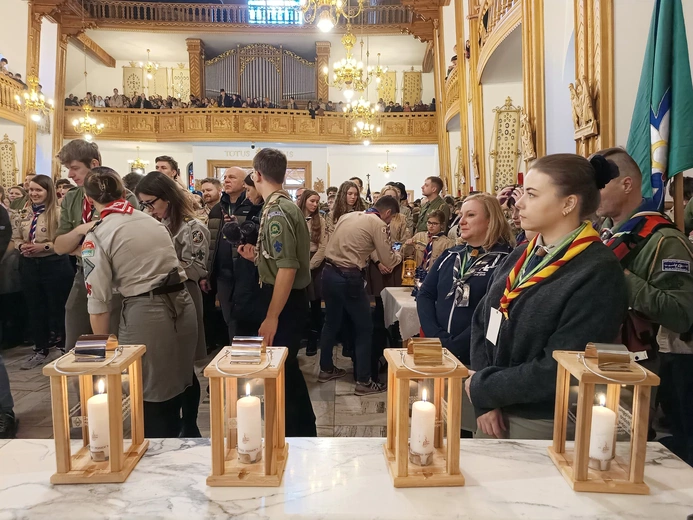 Harcerze ze Staszowa i Janowa Lubelskiego z Betlejemskim Światłem Pokoju