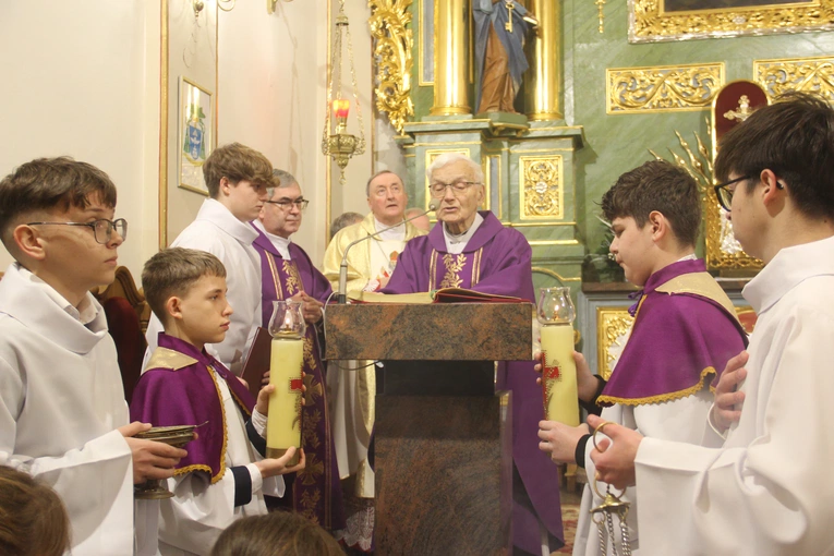 Poświęcenie odnowionych ołtarzy w kościele w Borowej k. Mielca
