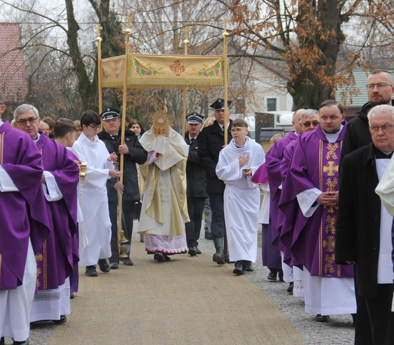 Poświęcenie odnowionych ołtarzy w kościele w Borowej k. Mielca