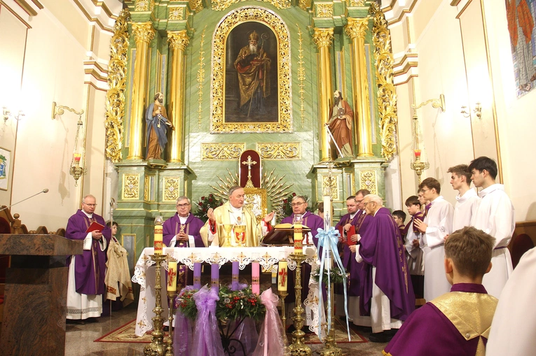 Poświęcenie odnowionych ołtarzy w kościele w Borowej k. Mielca