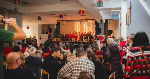 Jedna szkoła, tysiące gestów serca