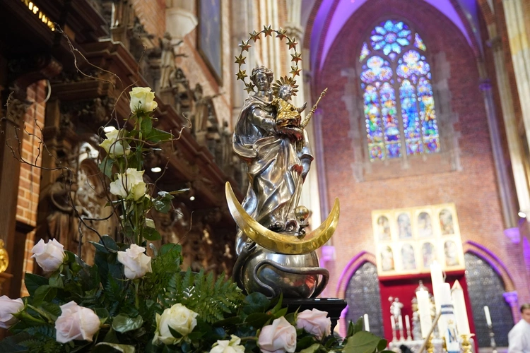 Z Niepokalanie Poczętą w katedrze wrocławskiej