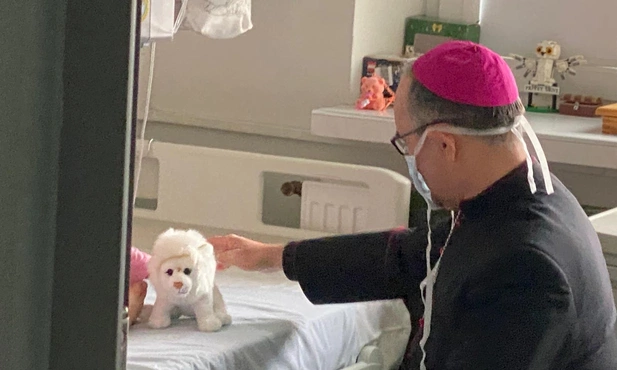 Katowice. Abp Andrzej Przybylski odwiedził małych pacjentów w GCZD