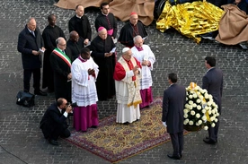 Papież pod kolumną Niepokalanej: Niech otwierają się oazy pokoju