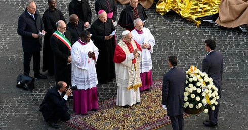 Papież pod kolumną Niepokalanej: Niech otwierają się oazy pokoju