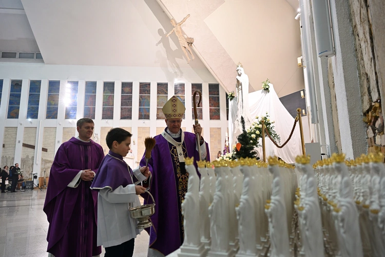 Matka Boża Królowa Zaspy ukoronowana