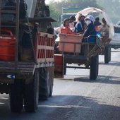 Ludzie uciekający ze spornego obszaru