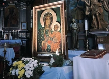 Poruszająca modlitwa bp. Artura Ważnego przed kopią obrazu jasnogórskiego: "To nie jest wina owiec, że pasterz okazał się wilkiem"