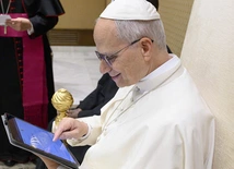 Papież Leon loguje się na stronę