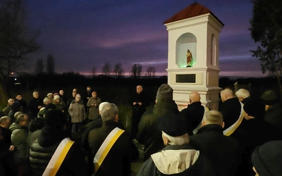 Różańce chwyciło kilkudziesięciu mężczyzn