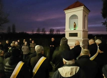 Różańce chwyciło kilkudziesięciu mężczyzn