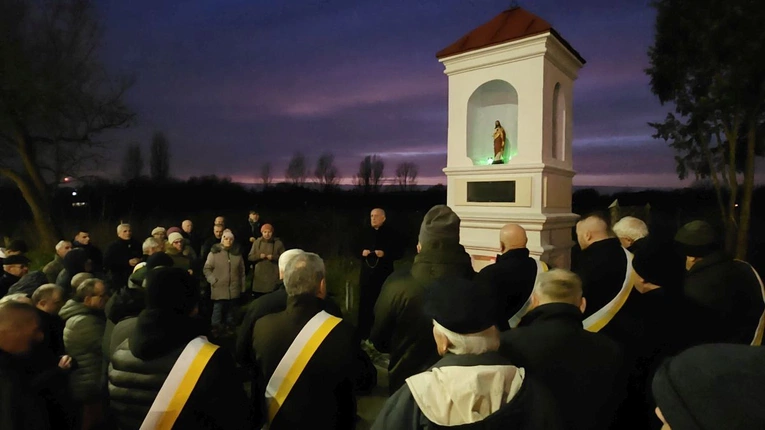 Różańce chwyciło kilkudziesięciu mężczyzn