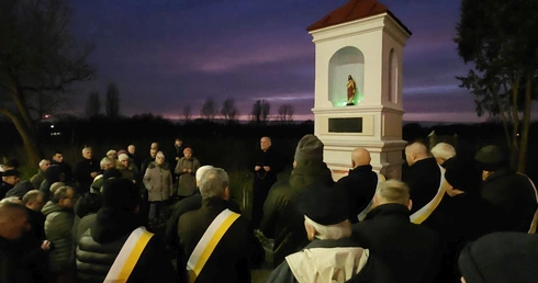 Różańce chwyciło kilkudziesięciu mężczyzn